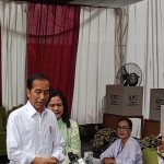 Presiden Jokowi bersama ibu Iriana usai nyoblos di TPS 10 Gambir / Foto: Arf18-1707879097