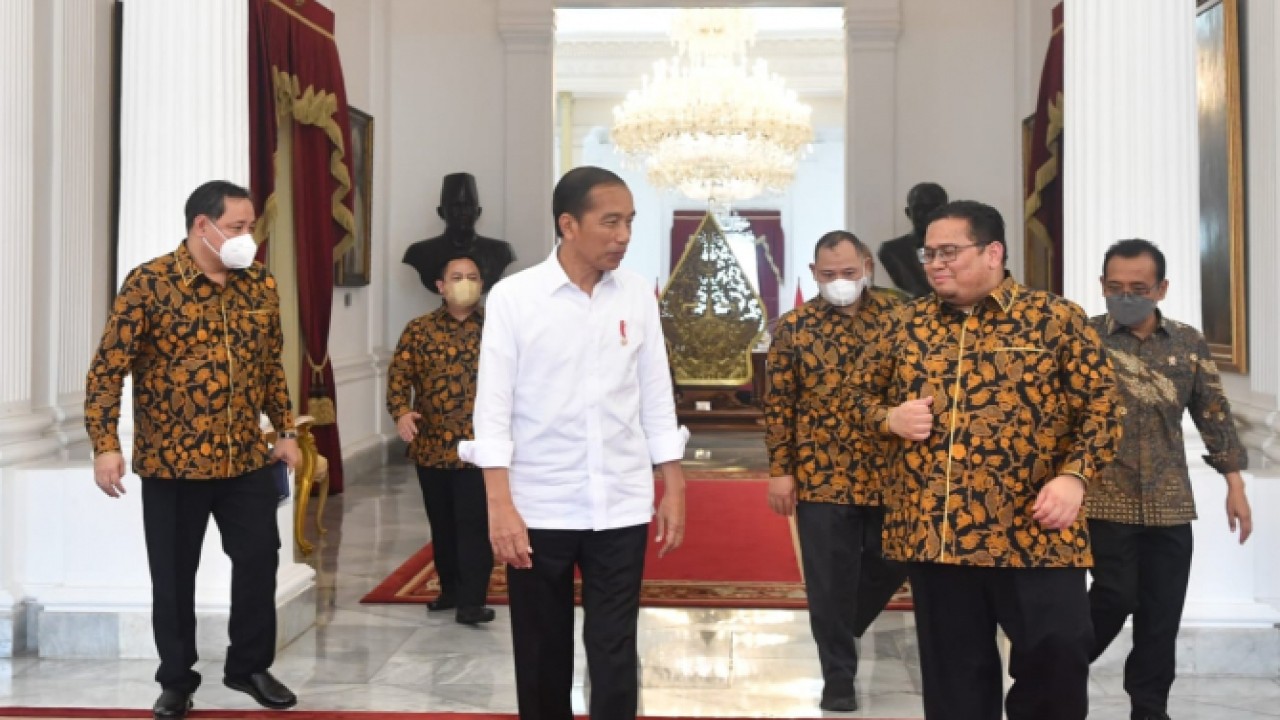 Presiden Jokowi dan komisioner Bawaslu RI.