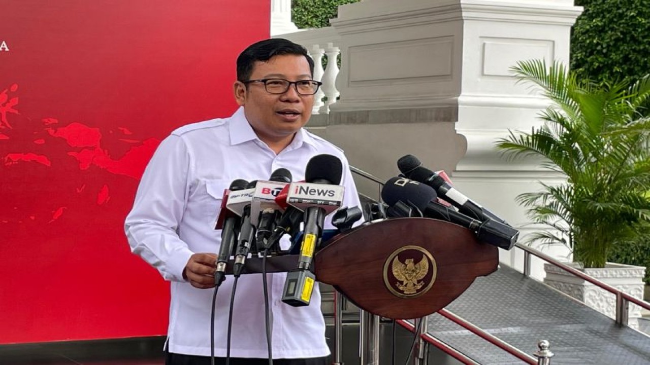 Kepala Badan Pangan Nasional (Bapanas) Arief Prasetyo Adi menyampaikan keterangan pers di Istana Kepresidenan, Jakarta, Senin (12/2/2024). (ANTARA/Yashinta Difa)