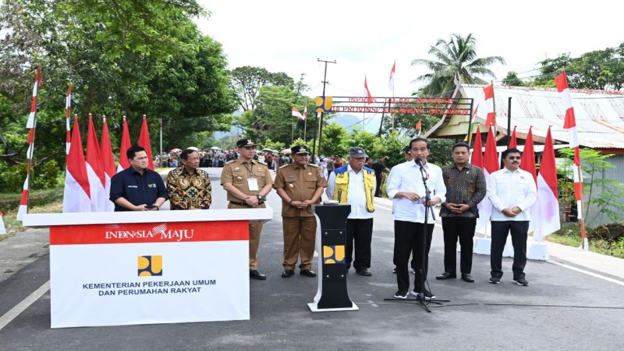 Presiden Joko Widodo meresmikan sejumlah ruas jalan di Provinsi Sulawesi Selatan, dalam acara yang dipusatkan di Kabupaten Pangkajene dan Kepulauan (Pangkep) pada Kamis (22/2/2024). ANTARA/HO-Biro Pers Sekretariat Presiden RI