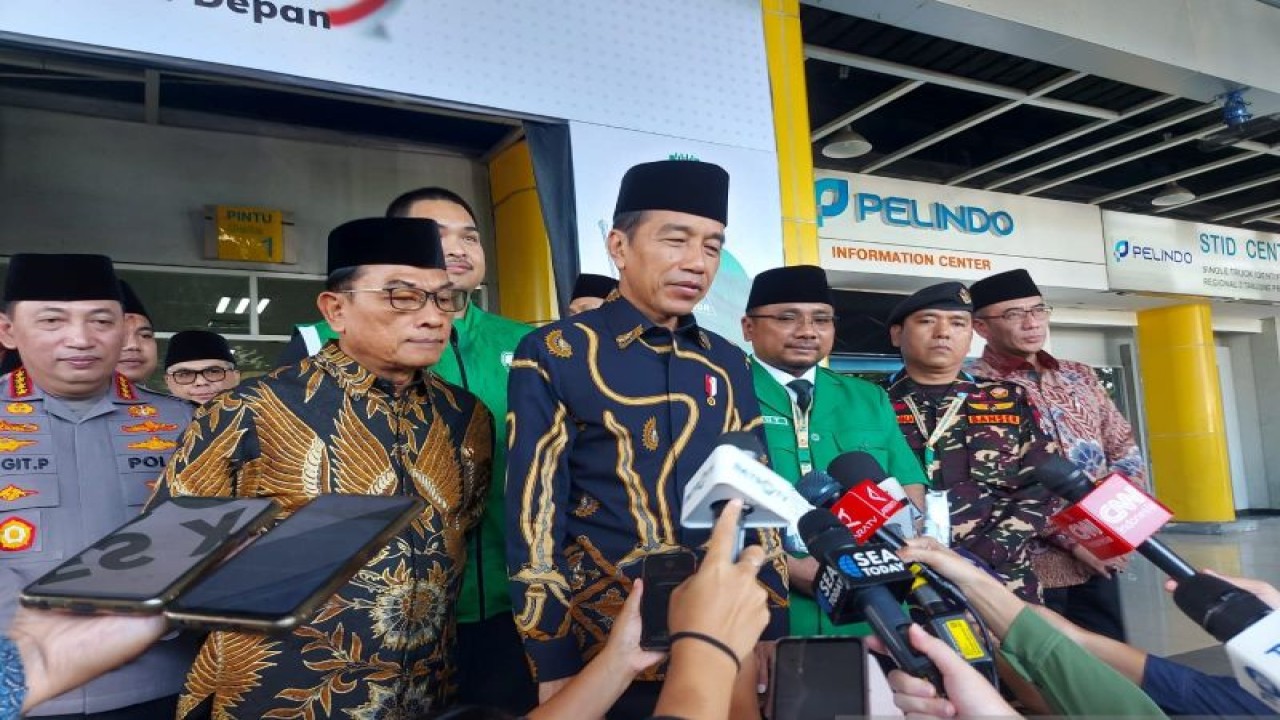 Presiden RI Joko Widodo menyampaikan keterangan pers usai menghadiri Kongres XVI GP Ansor di Pelabuhan Tanjung Priok, Jakarta, Jumat (2/2/2024). ANTARA/Andi Firdaus