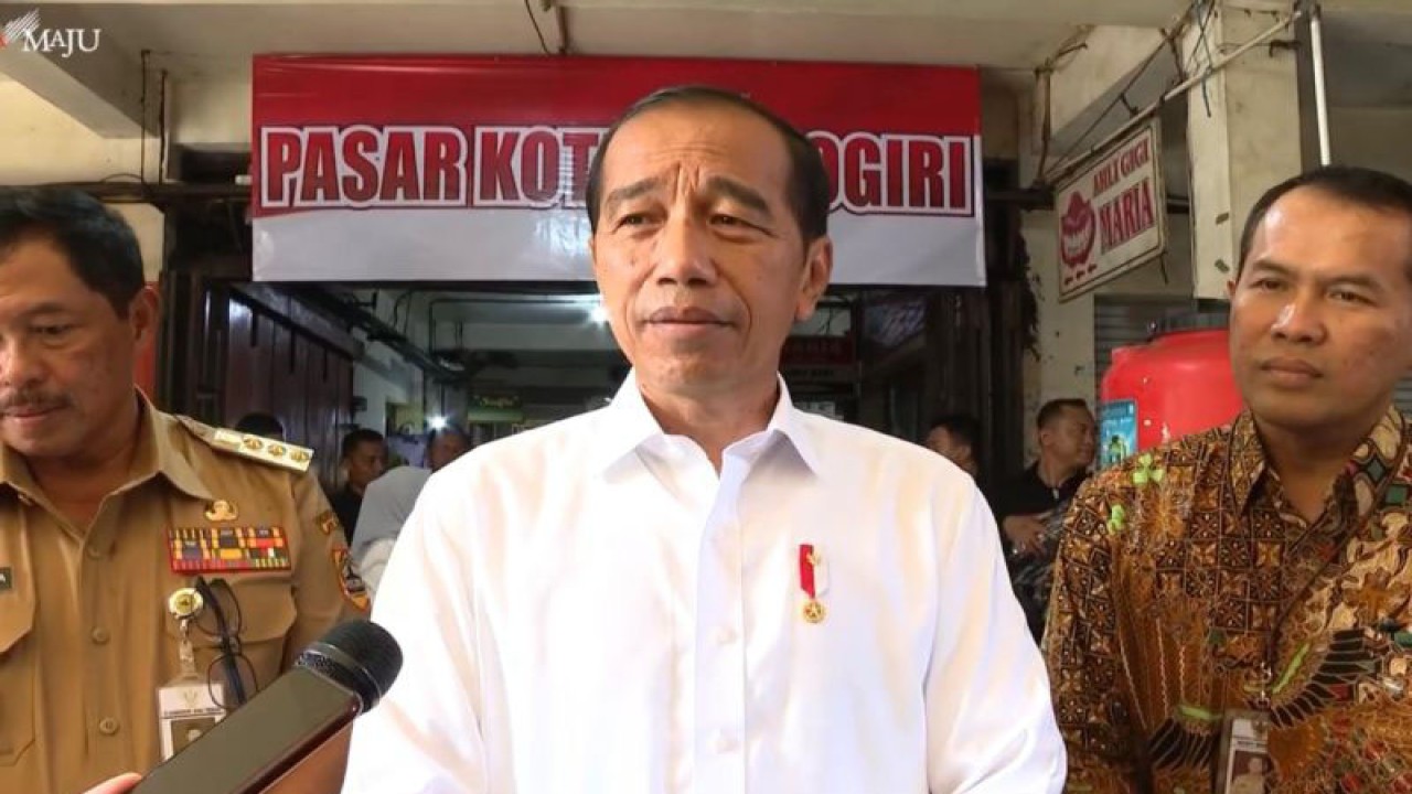 Tangkapan layar Presiden Joko Widodo menyampaikan keterangan pers di sela-sela kunjungan di Pasar Kota Wonogiri, Jawa Tengah, pada Kamis (1/2/2024). (ANTARA/Yashinta Difa)