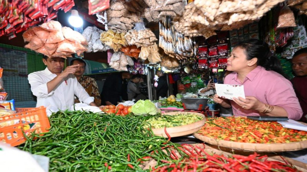 Presiden Joko Widodo meninjau stok dan harga bahan-bahan pokok di Pasar Kota Wonogiri, Jawa Tengah, pada Kamis (1/2/2024). (ANTARA/HO-Biro Pers Sekretariat Presiden RI)