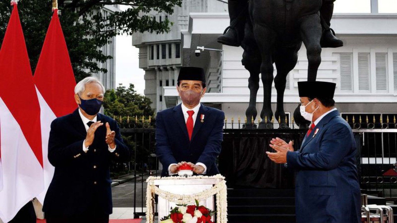 Dokumentasi - Presiden RI Joko Widodo (tengah) disaksikan Menteri Pertahanan Prabowo Subianto (kanan) dan putra presiden pertama RI Soekarno, Guntur Soekarnoputra, meresmikan Tugu Api Semangat Indonesia Merdeka Tidak Pernah Padam di Lapangan Bela Negara, Kementerian Pertahanan, Jakarta, Selasa (9/11/2021). ANTARA FOTO/Setpres/Agus Suparto/aww.