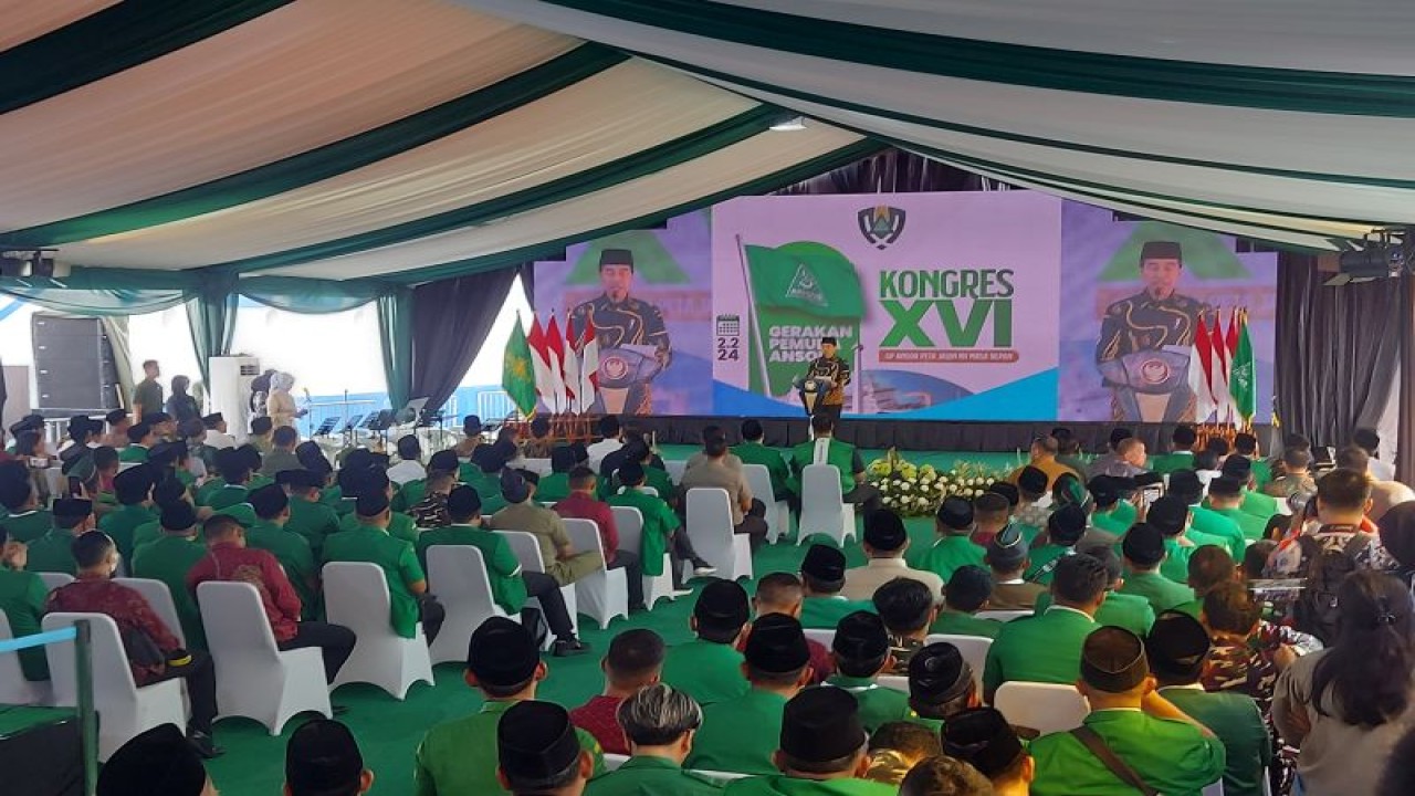 Presiden Joko Widodo saat menyampaikan sambutan dalam agenda Kongres XVI Gerakan Pemuda (GP) Ansor di Terminal Penumpang Kapal Pelni, Tanjung Priok, Jakarta Utara, Jumat (2/2/2024). (ANTARA/Andi Firdaus)