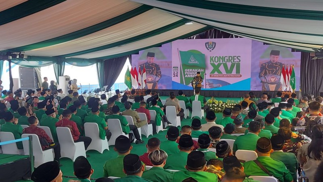 Presiden Joko Widodo saat menyampaikan sambutan dalam agenda Kongres XVI GP Ansor di Tanjung Priok, Jakarta Utara, Jumat (2/2/2024). (ANTARA/Andi Firdaus)