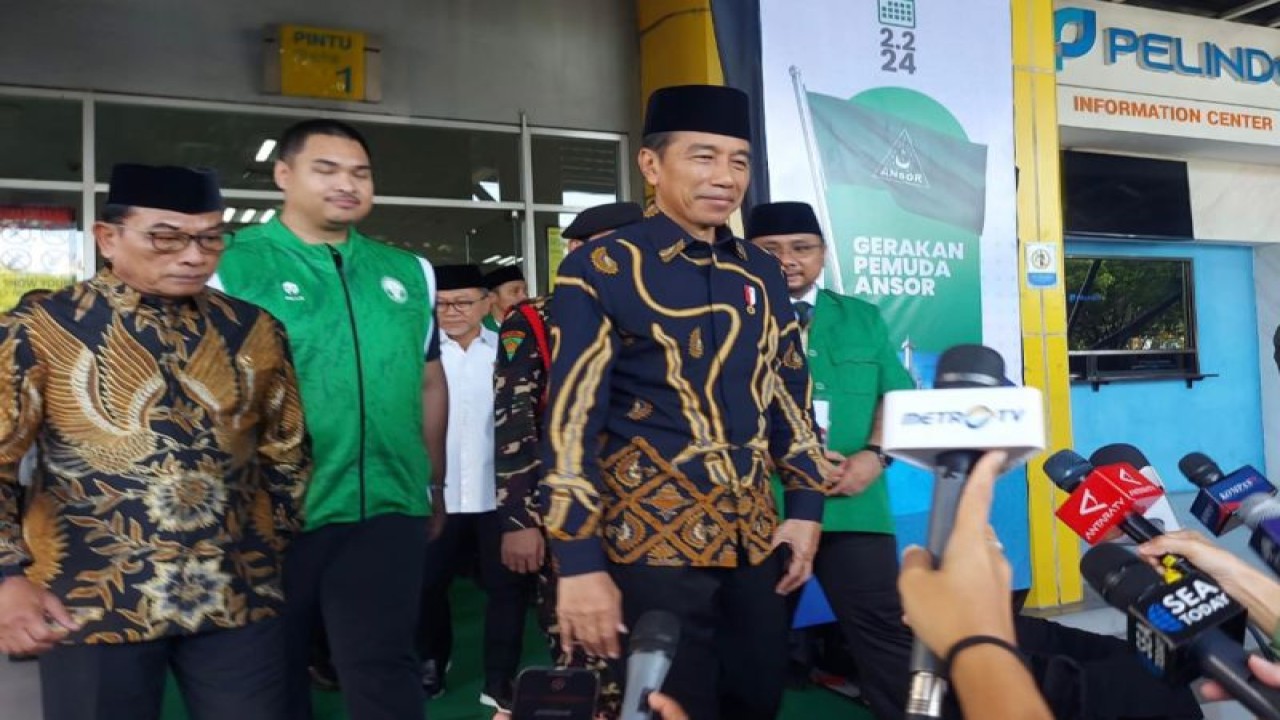 Presiden RI Joko Widodo menyampaikan keterangan pers usai menghadiri Kongres XVI GP Ansor di Pelabuhan Tanjung Priok, Jakarta, Jumat (2/2/2024). ANTARA/Andi Firdaus