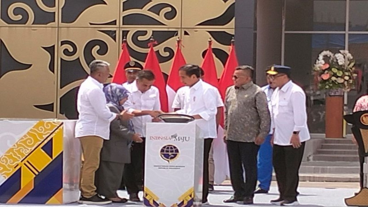 Presiden Joko Widodo bersama Menteri Perhubungan Budi Karya Sumadi dan para pejabat daerah di Jawa Barat, meresmikan hasil revitalisasi Terminal Leuwipanjang dan Terminal Banjar, yang dilakukan secara daring, di Terminal Leuwipanjang, Bandung, Sabtu (3/2/2024). (ANTARA/Ricky Prayoga)