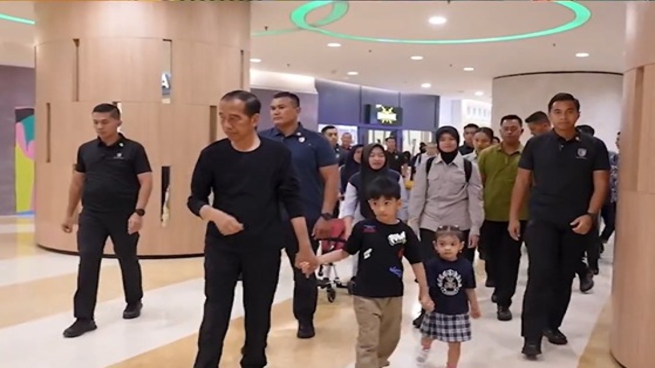 Tangkap Layar - Presiden bersama Jan Ethes Srinarendra dan La Lembah Manah. (Foto: Ig @Jokowi)