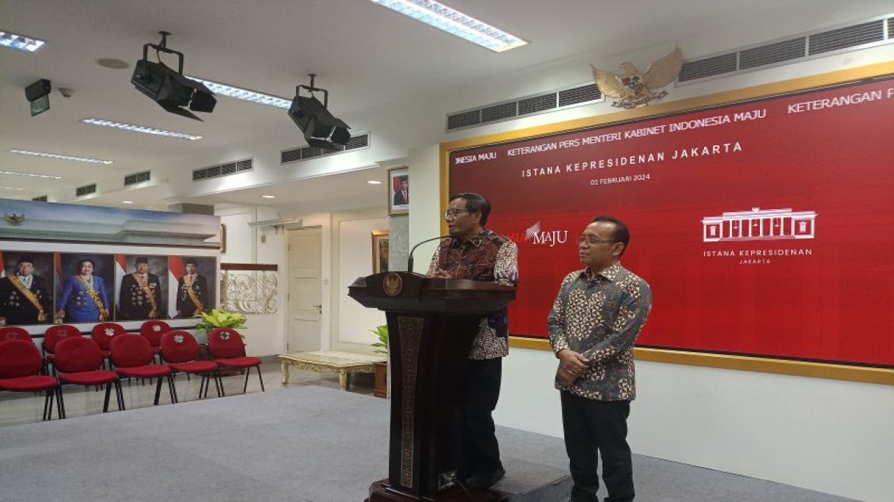 Menko Polhukam Mahfud Md memberikan keterangan mengenai pengunduran dirinya di Istana Kepresidenan Jakarta, Kamis (1/2/2024). ANTARA/Rangga Pandu Asmara Jingga