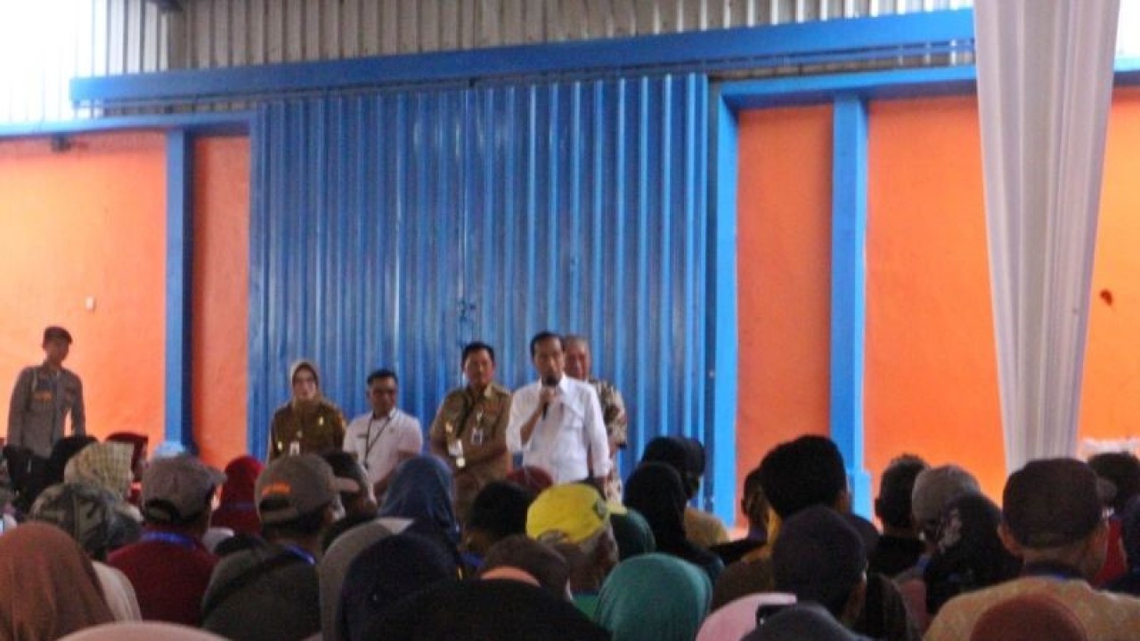 Presiden Joko Widodo melakukan dialog usai menyerahkan bantuan pangan cadangan beras Pemerintah 2024 kepada 1.000 KPM yang digelar di Gudang Bulog Telukan Kabupaten Sukoharjo, Jawa Tengah, Kamis (1/2/2024). (ANTARA/Bambang Dwi Marwoto.