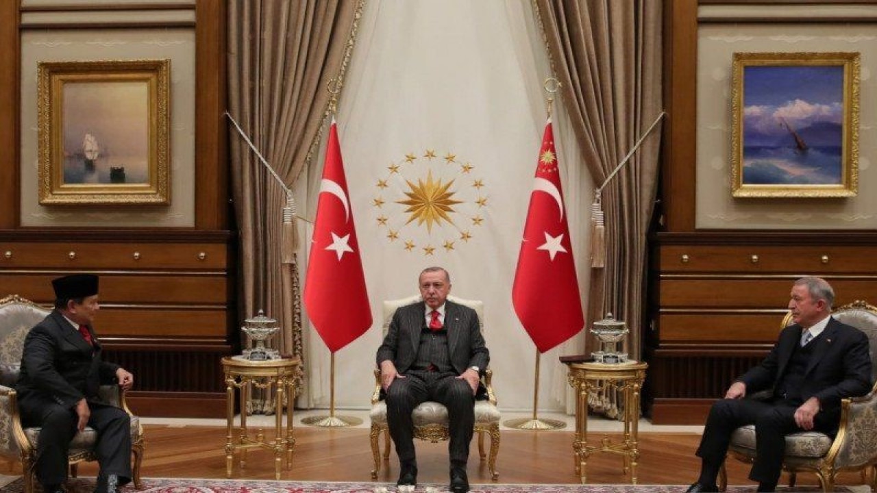 Dokumentasi - Menteri Pertahanan RI Prabowo Subianto (kiri) bertemu dengan Presiden Turki Recep Tayyip Erdogan (tengah) dan Menhan Turki Hulusi Akar di Turki, Jumat (29/11/2019). (ANTARA/HO-KBRI Ankara/aa)