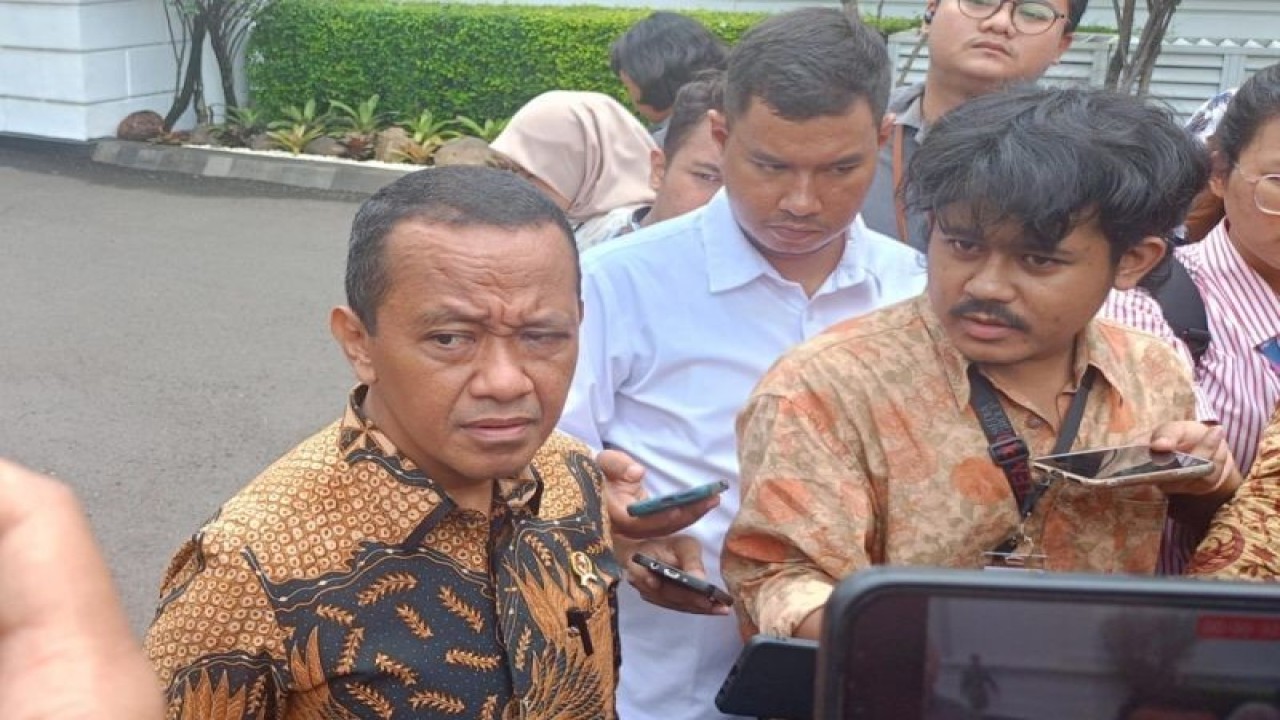 Menteri Investasi Bahlil Lahadalia (kiri) memberikan keterangan kepada wartawan di Jakarta, Senin (26/2/2024). ANTARA/Rangga Pandu Asmara Jingga
