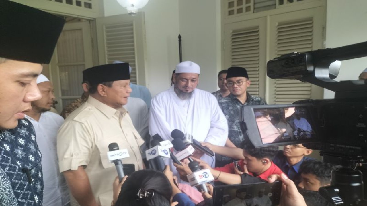 Calon Presiden RI Prabwo Subianto dan Habib Ali bin Abdurrahman Al-Habsyi. (Foto: ANTARA/Walda Marison)
