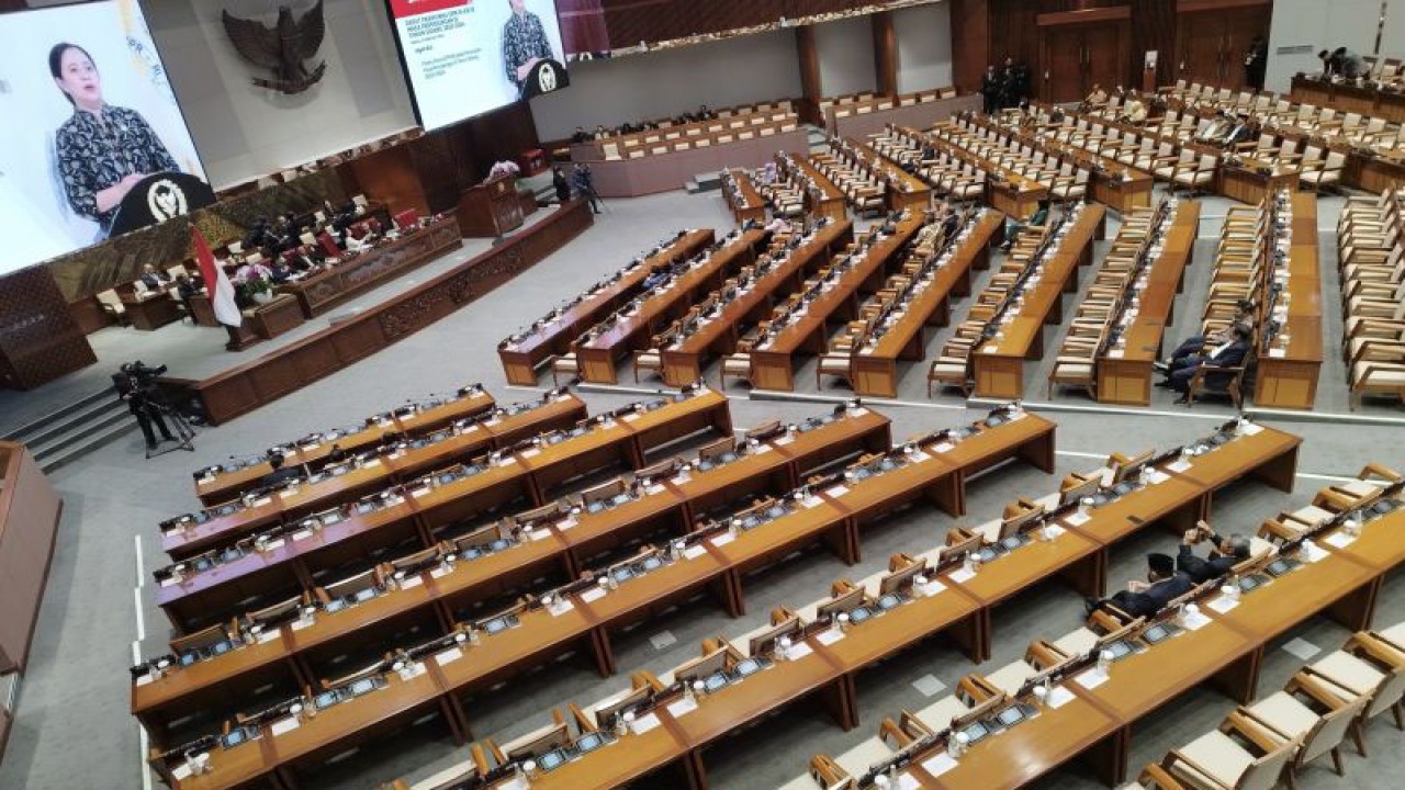 Suasana Rapat Paripurna ke-12 DPR RI dalam Masa Persidangan III Tahun Sidang 2023-2024 di Kompleks Parlemen, Jakarta, Selasa (6/2/2024). (ANTARA/Bagus Ahmad Rizaldi)