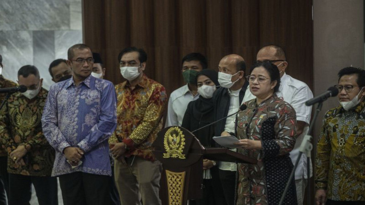 Arsip - Ketua DPR Puan Maharani (dua kanan) didampingi Ketua KPU RI Hasyim Asy'ari (dua kiri) saat memberikan keterangan pers usai rapat konsultasi antara pimpinan DPR, Komisi II DPR, dan KPU RI di Kompleks Parlemen Senayan, Jakarta, Senin (6/6/2022). (ANTARA FOTO/Aprillio Akbar/YU)