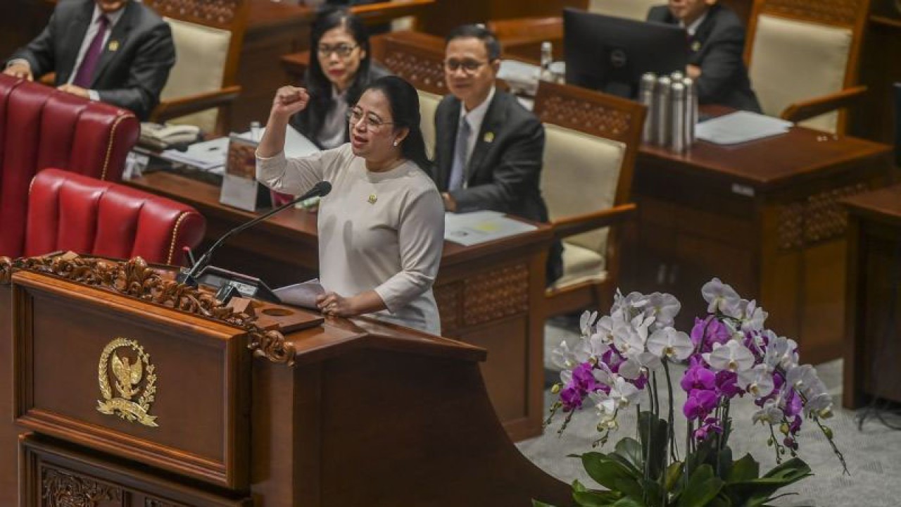 Ketua DPR Puan Maharani menyampaikan pidato dalam rapat paripurna ke-12 penutupan masa persidangan III tahun sidang 2023-2024 di kompleks Parlemen, Jakarta, Selasa (6/2/2024). Rapat Paripurna tersebut dalam rangka penutupan Masa Persidangan III Tahun Sidang 2023-2024. ANTARA FOTO/Galih Pradipta/tom.