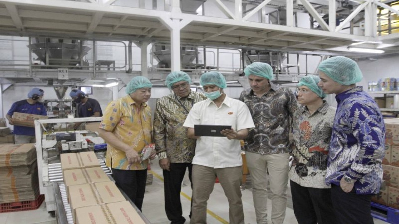 Direktur Jenderal Industri Agro Kemenperin Putu Juli Ardika (dua dari kiri) pada peresmian “Go Live” sistem manajemen informasi produksi dan monitoring energi di Pabrik Pusat PT Niramas Utama di Bekasi, Jawa Bara, Rabu (31/1/2024).   (Antara/HO/Schneider electric)