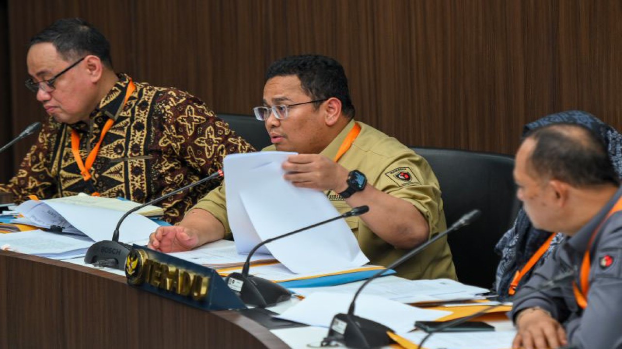 Ketua Bawaslu RI Rahmat Bagja (kedua kiri) bersama Anggota Bawaslu RI Herwyn Jefler H. Malonda (kiri) dan Totok Hariyono (kanan) selaku teradu mengikuti sidang pemeriksaan dugaan pelanggaran Kode Etik Penyelenggara Pemilu (KEPP) di Ruang sidang DKPP, Jakarta, Senin (29/1/2024). . ANTARA FOTO/Sulthony Hasanuddin/wpa.
