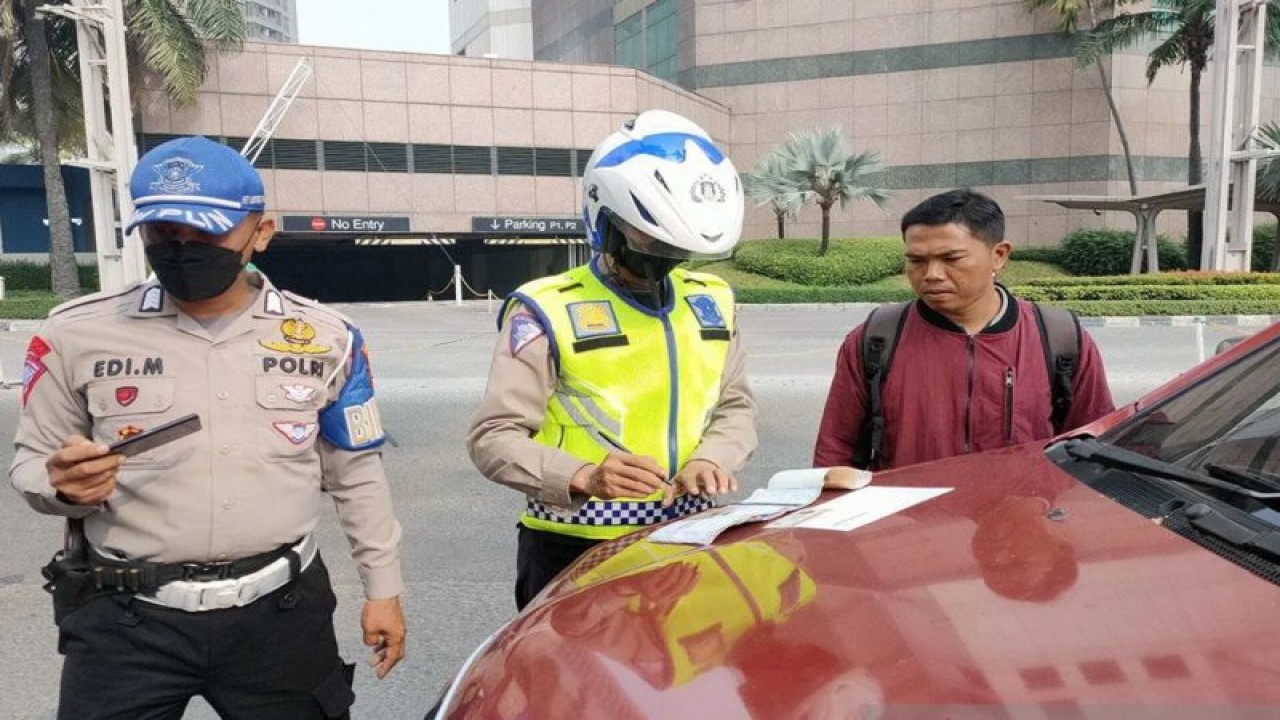 Razia tilang uji emisi kendaraam bermotor di depan Taman Anggrek, Jakarta Barat, Jumat (1/9/2023). (ANTARA/Risky Syukur/am)