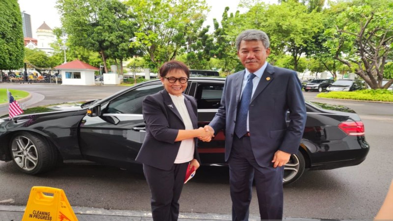 Menteri Luar Negeri RI Retno Marsudi dan Menteri Luar Negeri Malaysia Mohammad bin Hasan berjabat tangan usai bertemu Presiden Joko Widodo di Istana Kepresidenan Jakarta, Selasa (6/2/2024). ANTARA/Mentari Dwi Gayati