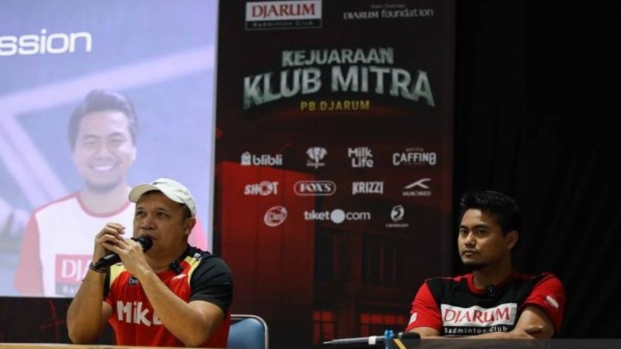 Richard Mainaky berbagi pengalaman dengan pelatih klub mitra PB Djarum di GOR Jati Kudus, Jawa Tengah (Jateng), pada Jumat (23/2/2024). (Istimewa/PB Djarum)