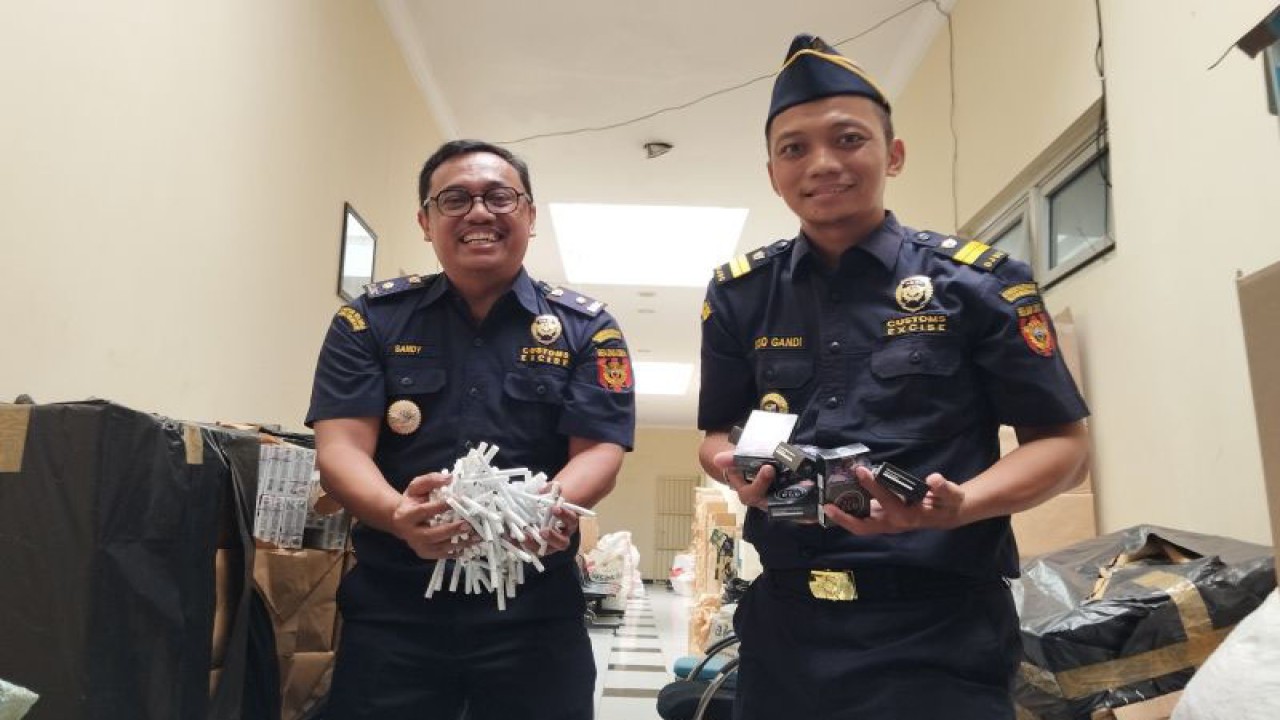 Rokok ilegal hasil pengungkapan Kantor Pengawasan dan Pelayanan Bea dan Cukai (KPPBC) Tipe Madya Cukai Kudus, Jawa Tengah. (ANTARA/Akhmad Nazaruddin Lathif)