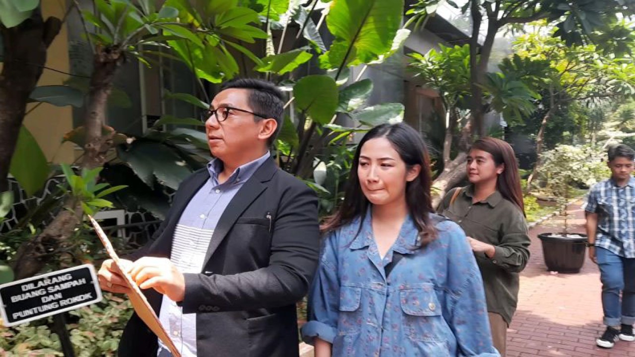 Tamara Tyasmara (kanan) didampingi kuasa hukumnya Sandi Arifin menyambangi Polda Metro Jaya untuk diminta keterangannya, Senin (5/2/2024). ANTARA/Ilham Kausar
