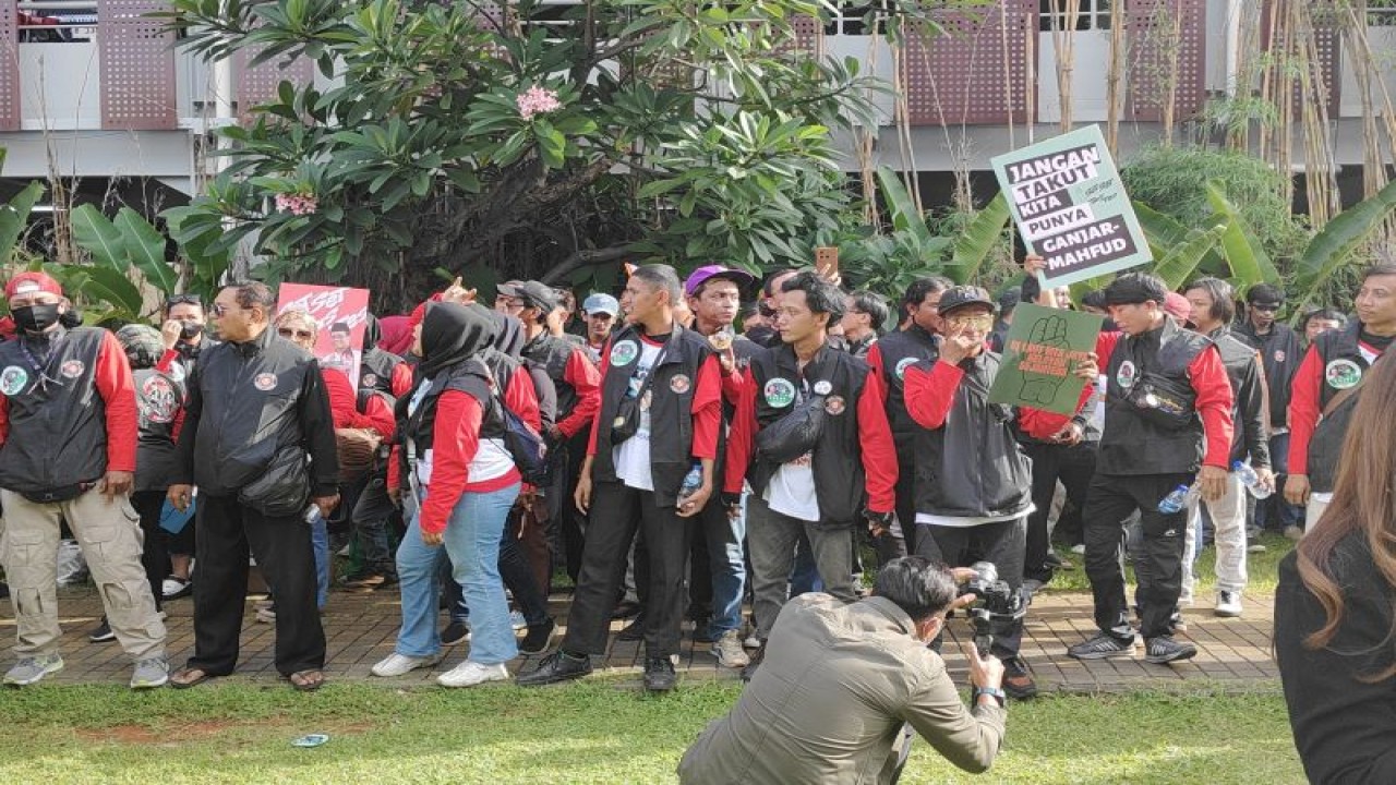 Pendukung pasangan nomor urut 03 Ganjar Pranowo-Mahfud MD mulai berdatangan di JCC, Jakarta, Minggu (4/2/2024). ANTARA/Ilham Kausar