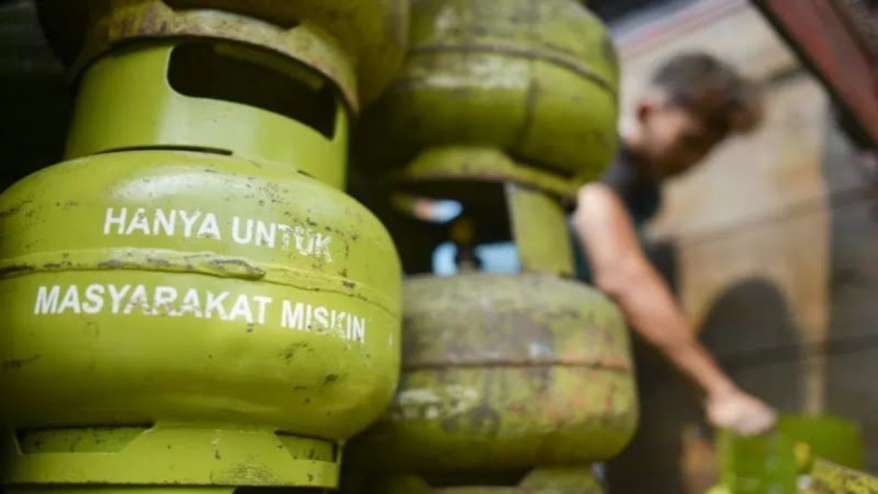 Pekerja menyusun tabung gas elpiji tiga kilogram yang akan disalurkan ke pangkalan-pangkalan penjualan disalah satu agen LPG di Jakarta. ANTARA FOTO/Nova Wahyudi/aww.