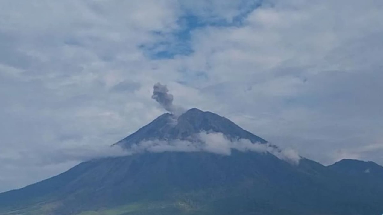 Gunung Semeru erupsi/ist