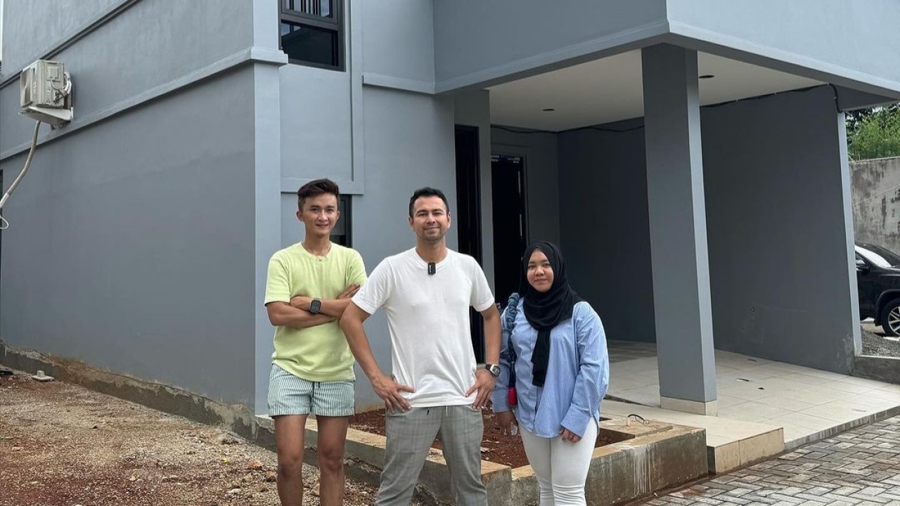 Raffi Ahmad dan kedua asisten di depan rumah baru/Instagram