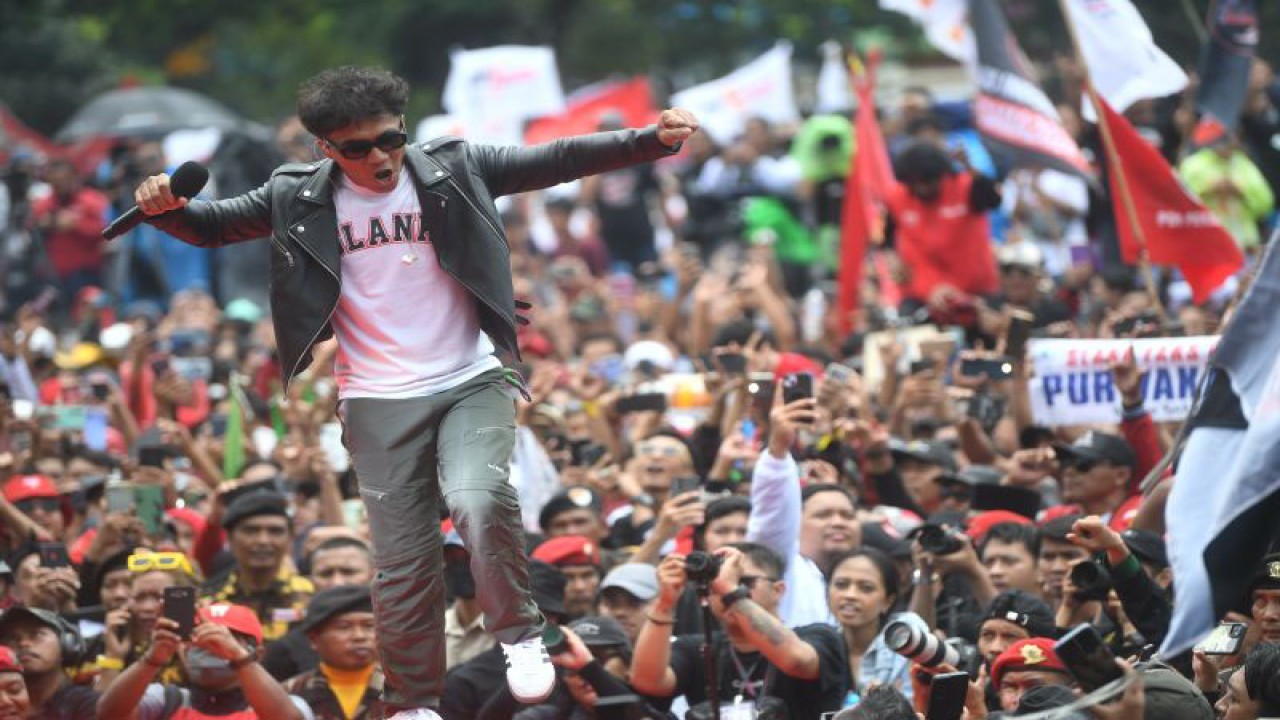 Vokalis Slank Kaka beraksi saat kampanye terbuka perdana capres-cawapres nomor urut 3 Ganjar Pranowo-Mahfud MD bertajuk Hajatan Rakyat di Lapangan Tegalega, Bandung, Jawa Barat, Minggu (21/1/2024). ANTARA FOTO/Akbar Nugroho Gumay/rwa.