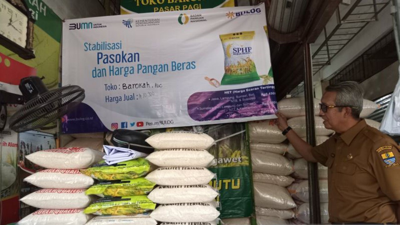 Kondisi salah satu kios pedagang di pasar tradisional Kota Cirebon, Jawa Barat, yang menjual beras SPHP dari hasil pengadaan Bulog. (ANTARA/Fathnur Rohman)