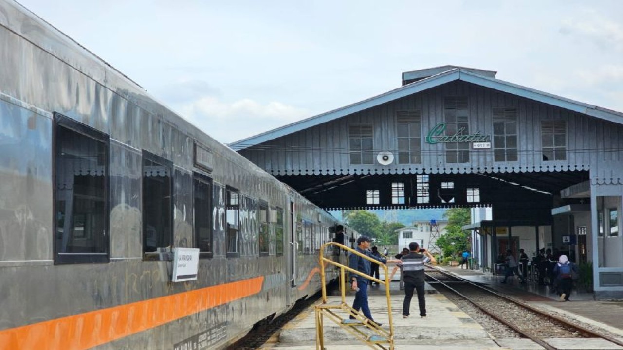 Situasi naik turun penumpang di Stasiun Cibatu, Kabupaten Garut, Jawa Barat. (ANTARA/HO Daop 2 Bandung)