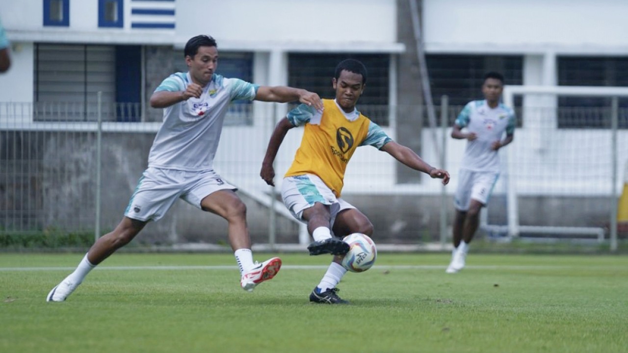 Striker naturalisasi Persib Bandung, Ezra Walian