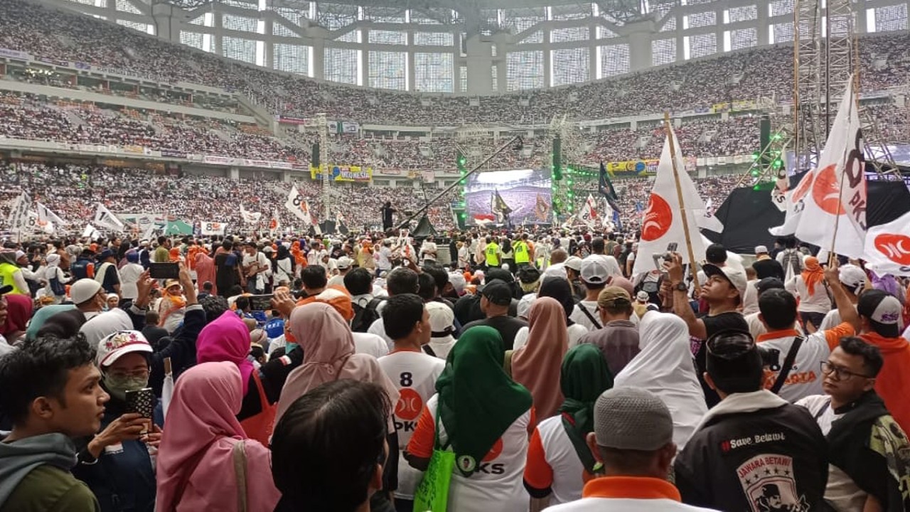 Ribuan pendukung paslon Anies-Muhaimin gemakan selawat di dalam Stadion  Jakarta International Stadium (JIS). (foto: nusantaratv.com/Arfa Gandhi)