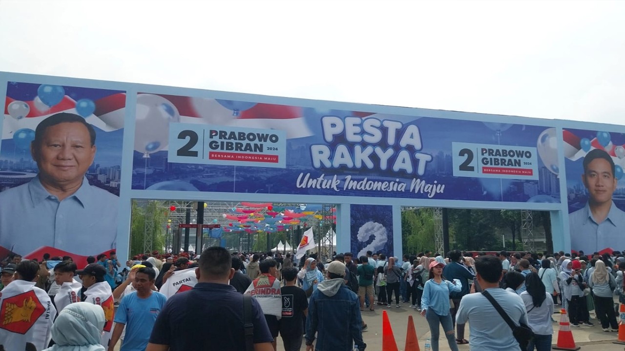 Stadion GBK berubah warna jadi biru muda oleh ribuan para pendukung Prabowo-Gibran yang menghadiri kampanye pamungkas, Sabtu (10/2/202). (foto-foto: Nusantaratv.com/Habieb Febriansyah)