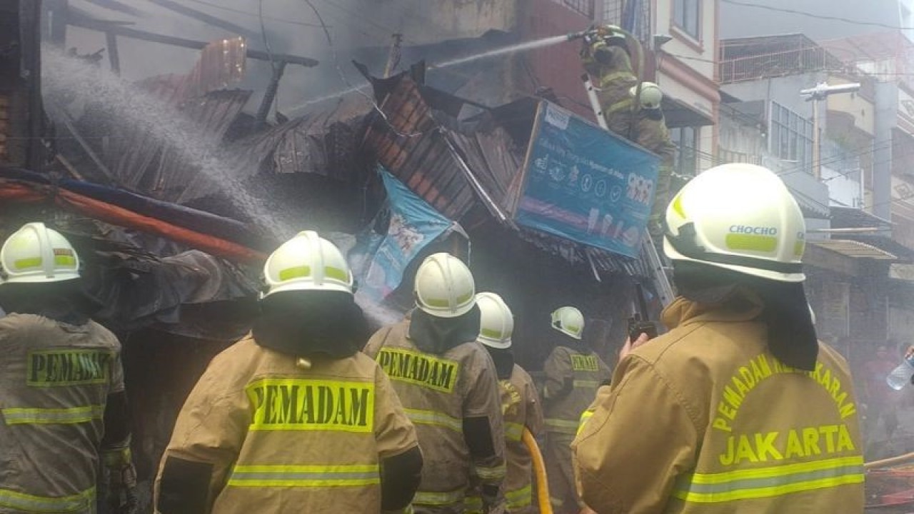 Petugas memadamkan kebakaran bangunan di Jalan Batet Raya, RT 01/01 Kelurahan Tanah Sereal, Kecamatan Tambora, Kamis (1/2/2024). ANTARA/Risky Syukur