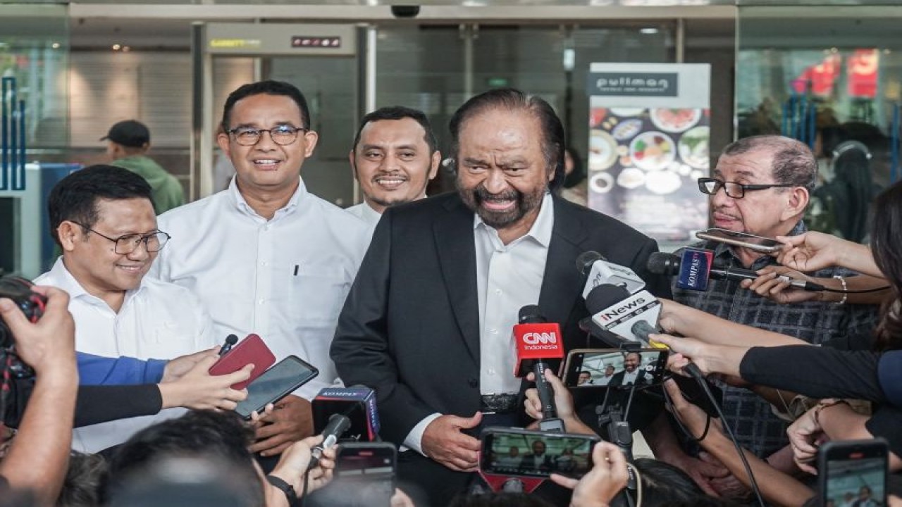Ketua Umum Partai NasDem Surya Paloh bersama Calon presiden Anies Baswedan dan Calon wakil presiden Muhaimin Iskandar di Jakarta, Jumat (23/2/2024). (ANTARA/HO-Timnas AMIN)
