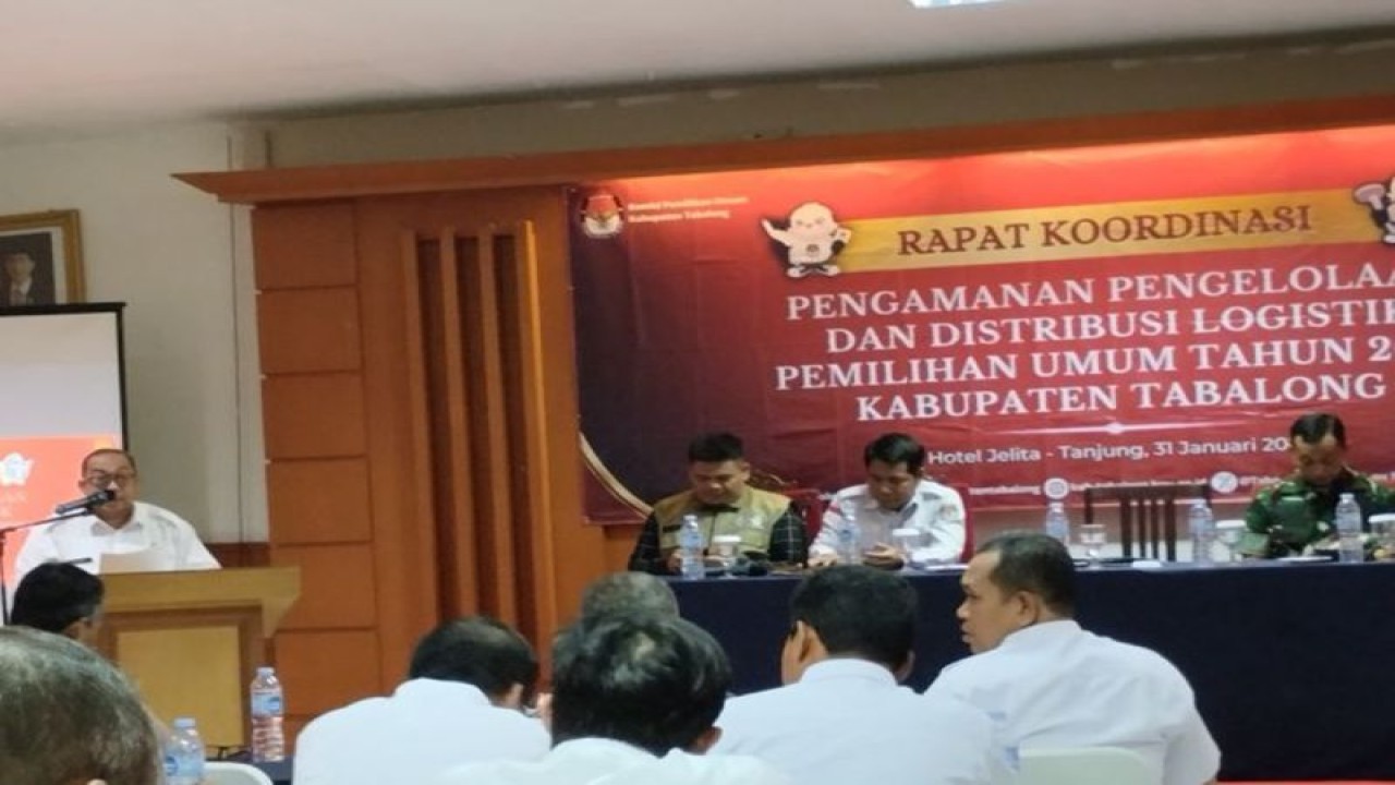 Staf Ahli Bidang Politik, Hukum dan Pemerintahan Setda Tabalong, Syaiful Ikhwan pada acara rakor pendistribusian logistik Pemilu 2024, Rabu (31/2). (ANTARA/Herlina Lasmianti)