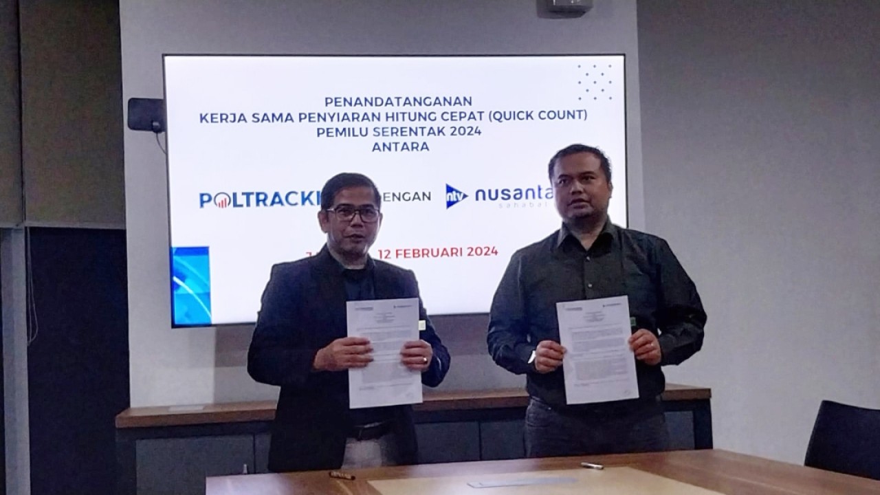 Tanda tangan MoU antara Direktur Riset Poltracking Indonesia, Arya Budi dengan pemimpin Redaksi Nusantara TV, Adi Prasetya