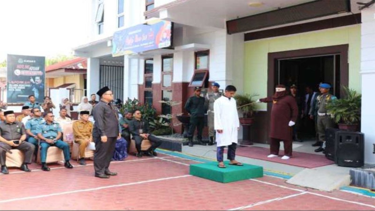 Terpidana perjudian menjalani hukuman cambuk di Kantor Kejari Sabang, Aceh, Selasa (6/2/2024). ANTARA/HO-Humas Kejari Sabang
