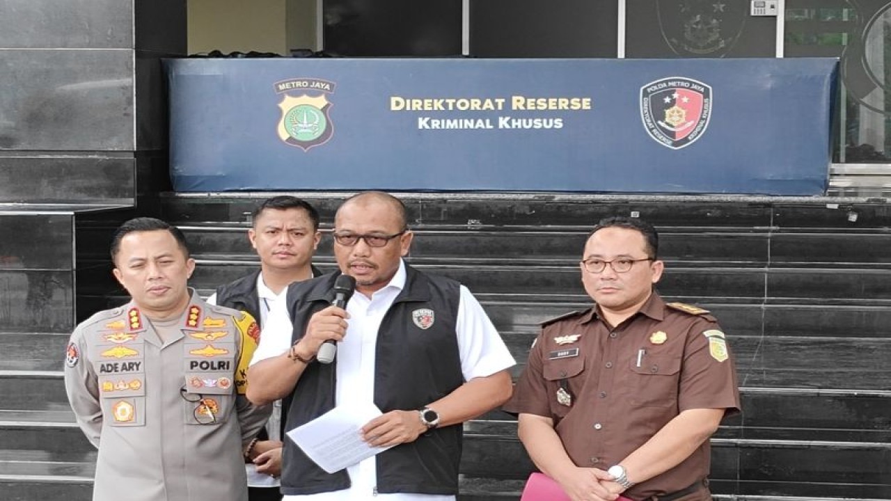 Direktur Reserse Kriminal Umum Polda Metro Jaya Kombes Pol Wira Satya Triputra (tengah) saat ditemui di Jakarta, Rabu (28/2/2024). ANTARA/Ilham Kausar