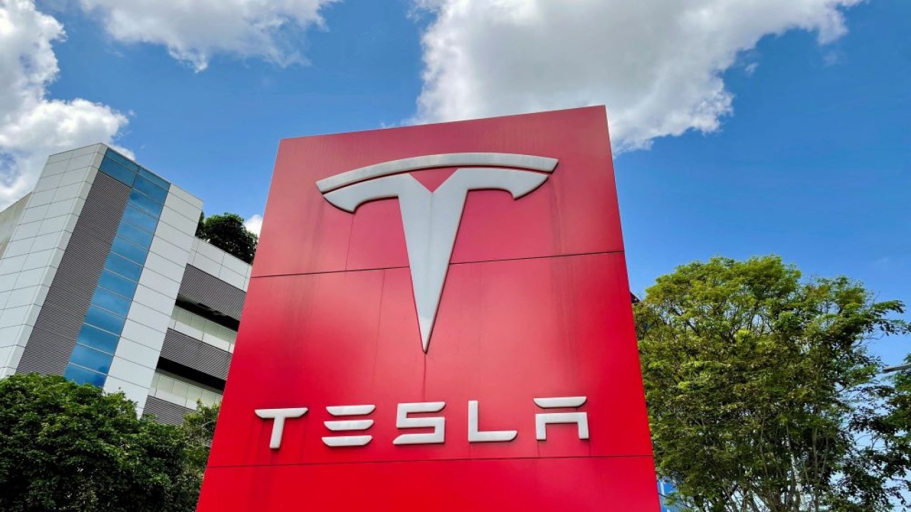 Pusat layanan Tesla di Singapura, pada 16 Juli 2022. (Dok/Chen Lin/Reuters)