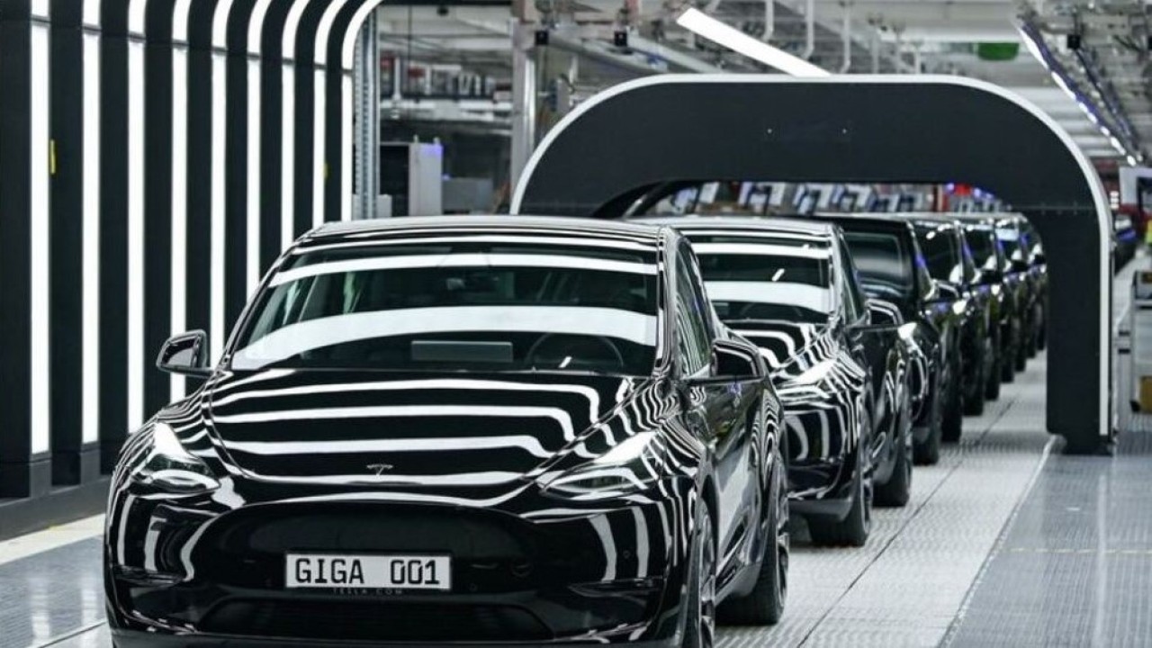 Mobil Model Y tampak saat upacara pembukaan Tesla Gigafactory baru untuk mobil listrik di Gruenheide, Jerman, 22 Maret 2022. (Dok/Patrick Pleul/Reuters)