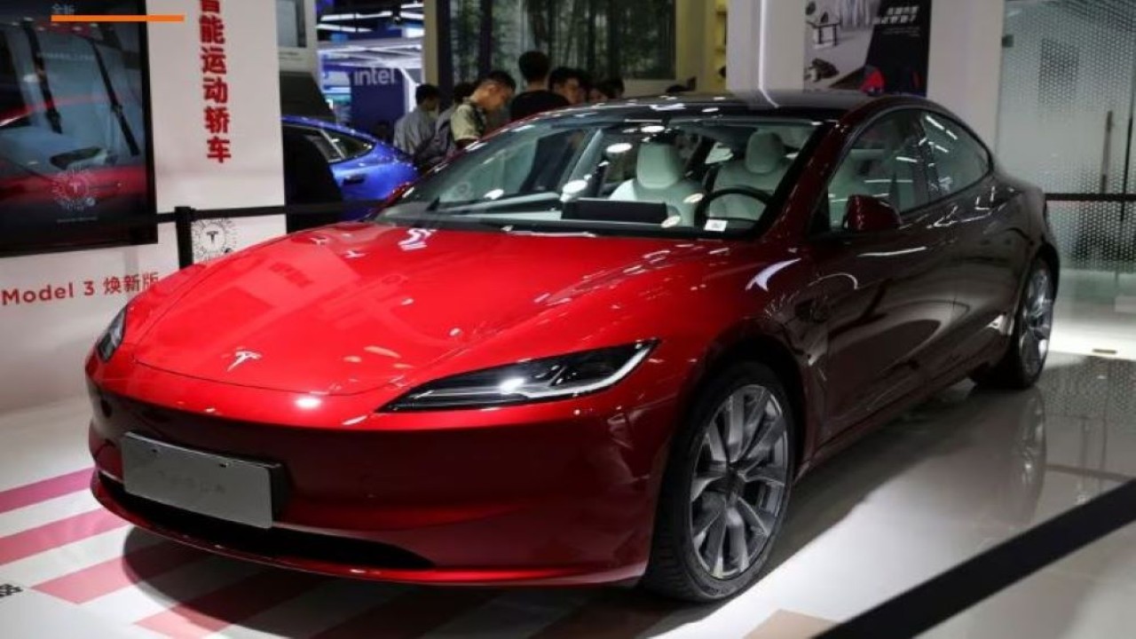 Kendaraan listrik Tesla Model 3 baru dipajang di China International Fair for Trade in Services (CIFTIS) di Beijing, China, 2 September 2023. (Dok/Florence Lo/Reuters)