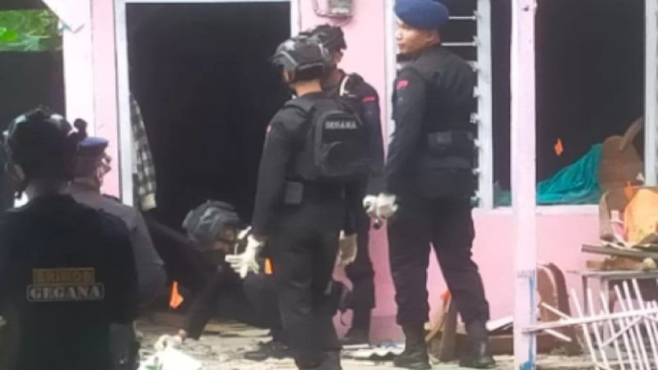 Tim JIhandak Brimob Polda Jatim menyelidikan kasus ledakan di rumah Ketua KPPS 06, Desa Nyalabu Daya, Pamekasan, Jawa Timur, Senin (19/2/2024) (ANTARA/HO-Polres Pamekasan)