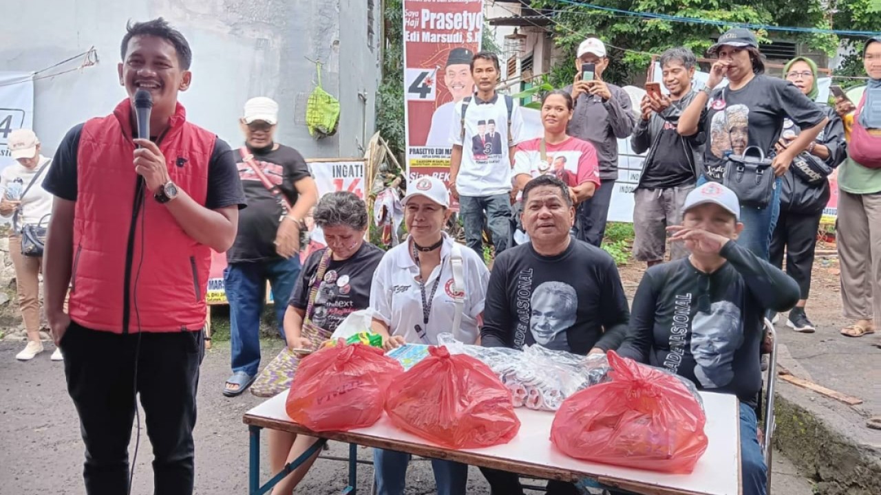 Tim Koordinasi Relawan Pemenangan Pemilu Presiden (TKRPP) mengkampanyekan pasangan capres-cawapres nomor urut 3 ke masyarakat