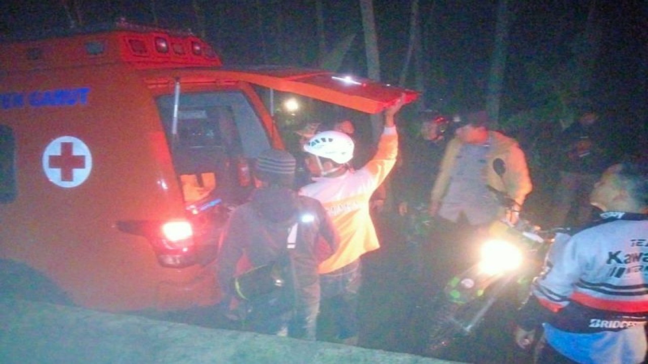 Petugas mengevakuasi pendaki yang menjadi korban tersambar petir di Gunung Cikuray, Kabupaten Garut, Jawa Barat, Sabtu (24/2/2024). (ANTARA/HO-Polres Garut)